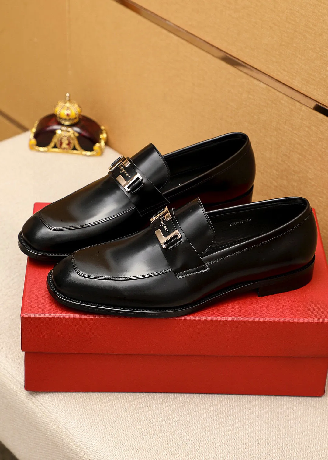 Men's shoes 💰460 💐 Product trademark: Ferragamo "Ferragamo" casual leather shoes Regular size: 38-44 (45.46🉑️customized) Product materials: Selected imported first-layer open-edge beaded cowhide leather upper + luxury hardware buckle, imported water-dyed cowhide leather lining. Strong three-dimensional visual effect, original rubber outsole Color: 2⃣️colors available